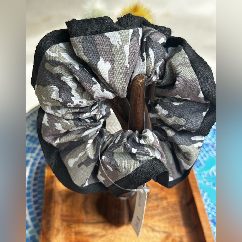 L. ERICKSON USA
LARGE SCRUNCHIE - SILK
CHARMEUSE
Color- Camo